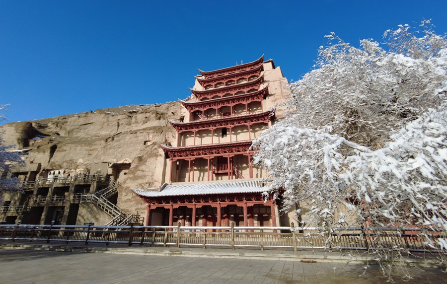 Vista de las grutas de Mogao, patrimonio cultural de la humanidad, en Dunhuang, en la provincia noroccidental china de Gansu, el 25 de marzo de 2022. (Xinhua/Li Yuhui)