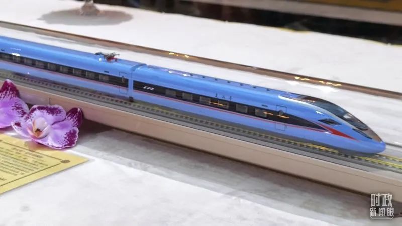 Modelo de un tren bala Fuxing, entregado por el presidente chino Xi Jinping al primer ministro tailandés Prayut Chan-o-cha como regalo de Estado. (Foto: CCTV)