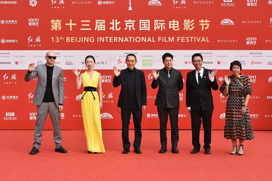 Los miembros del jurado del premio Tiantan, Zhang Yimou (tercero, izquierda), Stanley Kwan (segundo, derecha), Nadav Lapid (primero, izquierda), Pimpaka Towira (primera, derecha), Zhang Songwen (tercero, derecha) y Zhou Dongyu, posan para una foto grupal en la alfombra roja del XIII Festival Internacional de Cine de Beijing en la capital de China, el 21 de abril de 2023. (Xinhua/Chen Zhonghao)