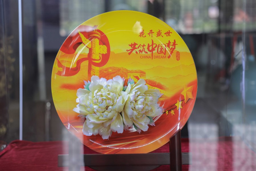 Peonías de Luoyang: belleza natural en indeleble porcelana