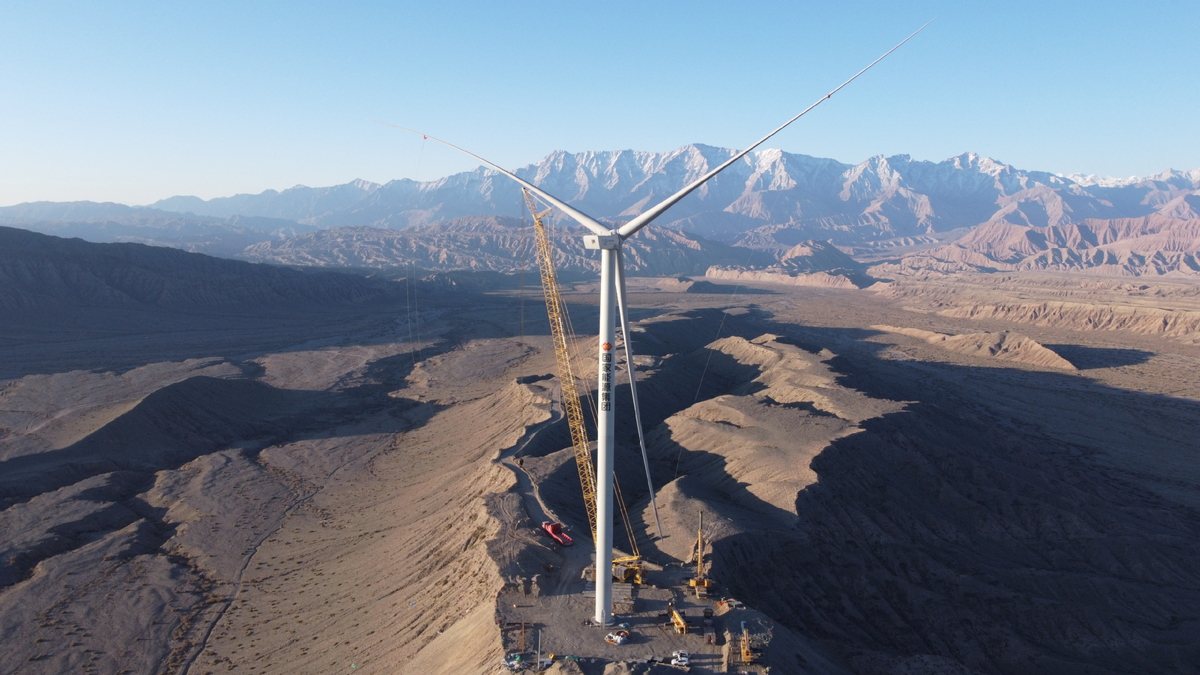 Instalación de la primera turbina eólica en la Prefectura Autónoma Izilsu Kirgiz, Región Autónoma Uygur de Xinjiang, 22 de abril del 2023. [Foto: Xinhua]