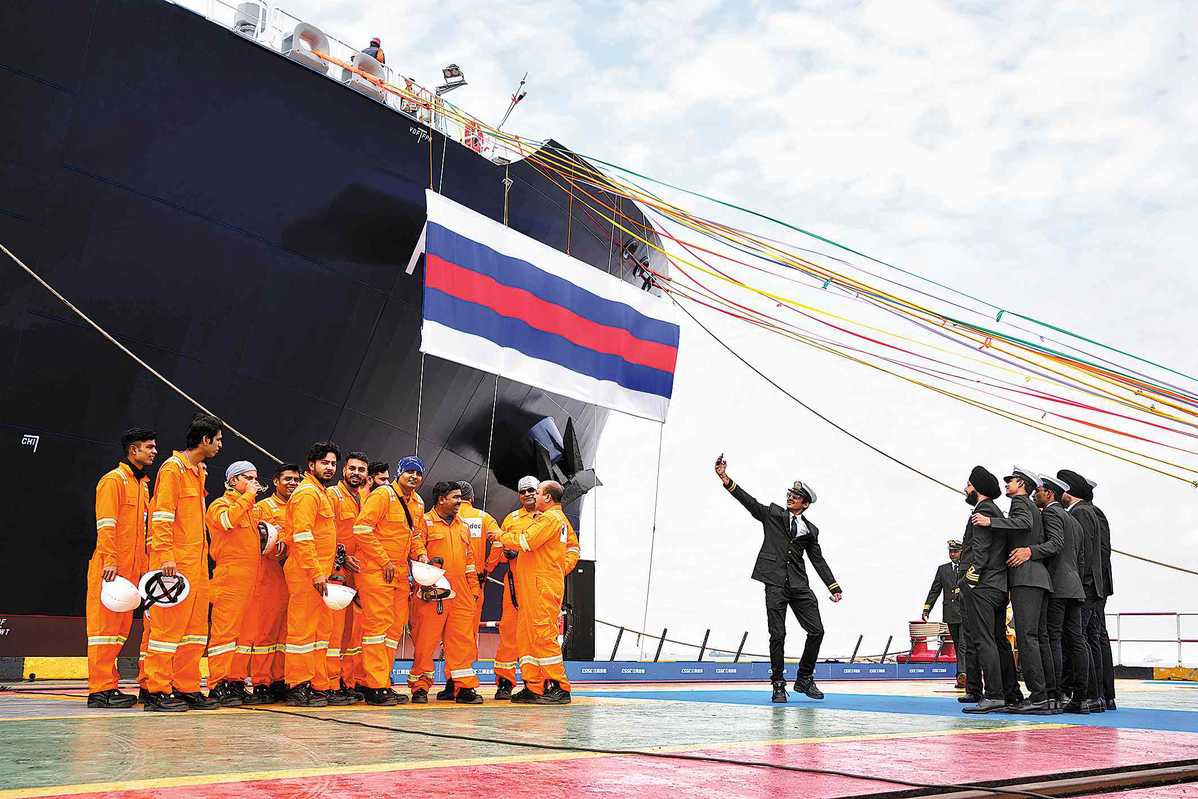 Los miembros de la tripulación toman fotografías juntos antes de la presentación del buque de trasporte de gas Harzand en el astillero Jiangnan en Shanghai el martes. Gao Erqiang/China Daily