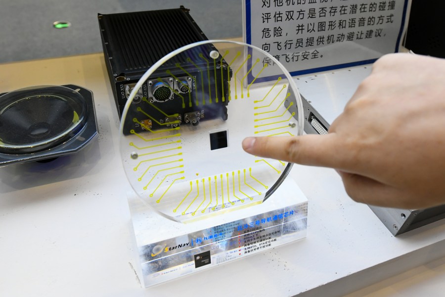 Un chip de comunicación del Sistema de Navegación por Satélite BeiDou-3 de China es exhibido en la X Exposición Internacional de Alta Tecnología de la Ciudad de Ciencia y Tecnología de China (Mianyang), en la provincia suroccidental china de Sichuan, el 16 de noviembre de 2022. (Xinhua/Tang Wenhao)