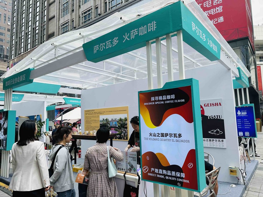 Visitantes se acercan al estand de El Salvador en el Festival Internacional del Café de Chongqing, celebrado en la ciudad suroccidental china de Chongqing, el 26 de abril de 2023. (Cortesía)