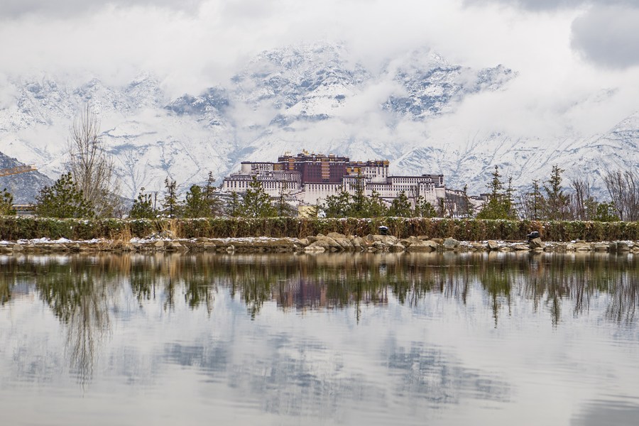 La foto, tomada el 30 de marzo de 2023, muestra el paisaje del Palacio Potala después de una nevada en Lhasa, región autónoma del Tíbet, en el suroeste de China, el 30 de marzo de 2023. (Xinhua/Sun Fei)