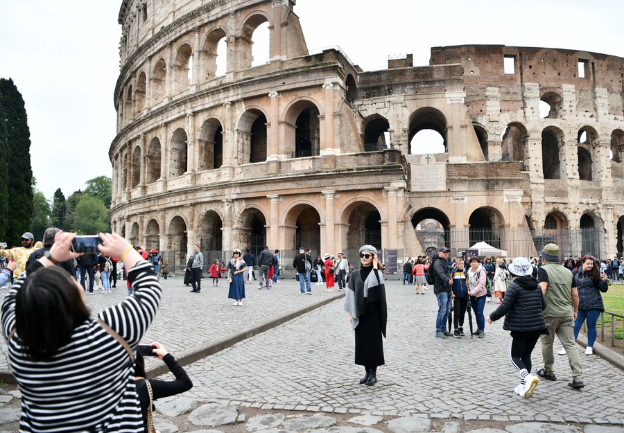 Una turista china posa para fotos en el Coliseo en Roma, Italia, el 1 de mayo de 2023. (Xinhua/Jin Mamengni)