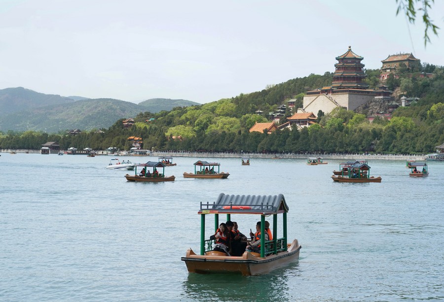 Varias personas pasean en barcas en el Palacio de Verano de Beijing, capital de China, el 29 de abril de 2023.  (Xinhua/Ren Chao)