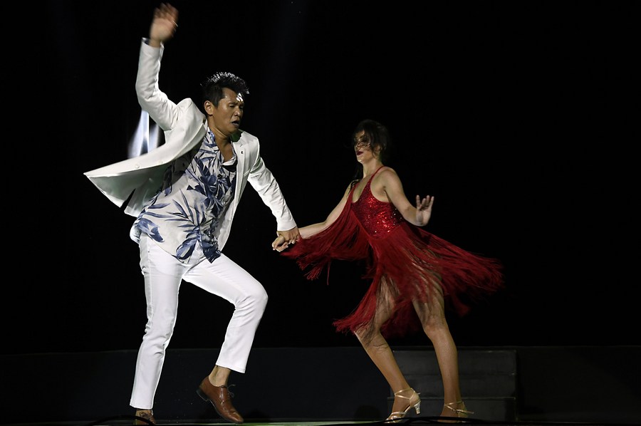 Imagen del 20 de octubre de 2019 del bailarín chino, Huo Yaofei (i), realizando una presentación con la bailarina Jenny durante la clausura del "Encuentro Alabanza, fiesta de la danza", que celebró el Día de la Cultura Cubana, en el Teatro América, en La Habana, Cuba.(Xinhua/Joaquín Hernández)