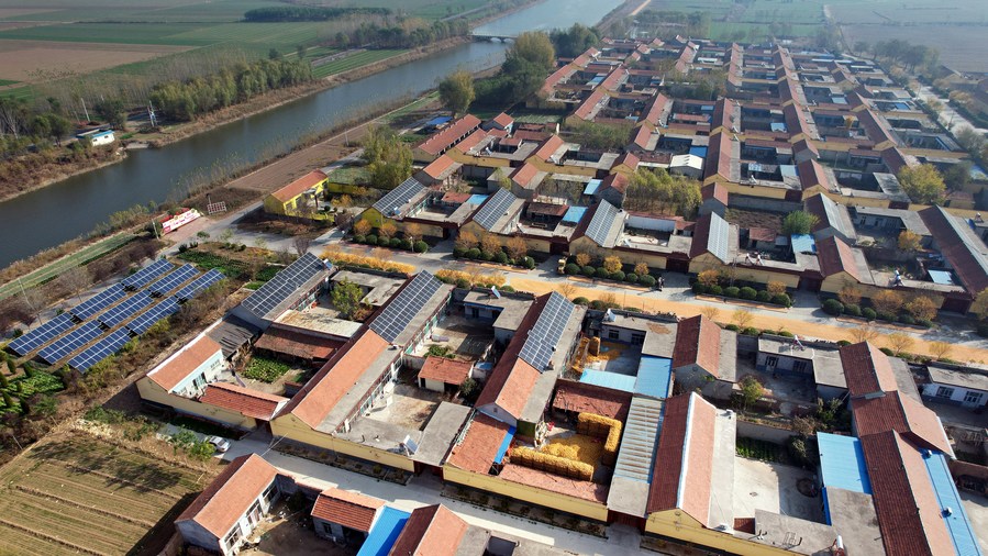 Esta foto aérea, tomada el 15 de noviembre de 2022, muestra instalaciones de energía fotovoltaica en los tejados de varias casas en la aldea de Liuji del distrito de Shanghe, provincia oriental china de Shandong. (Xinhua/Fan Changguo)