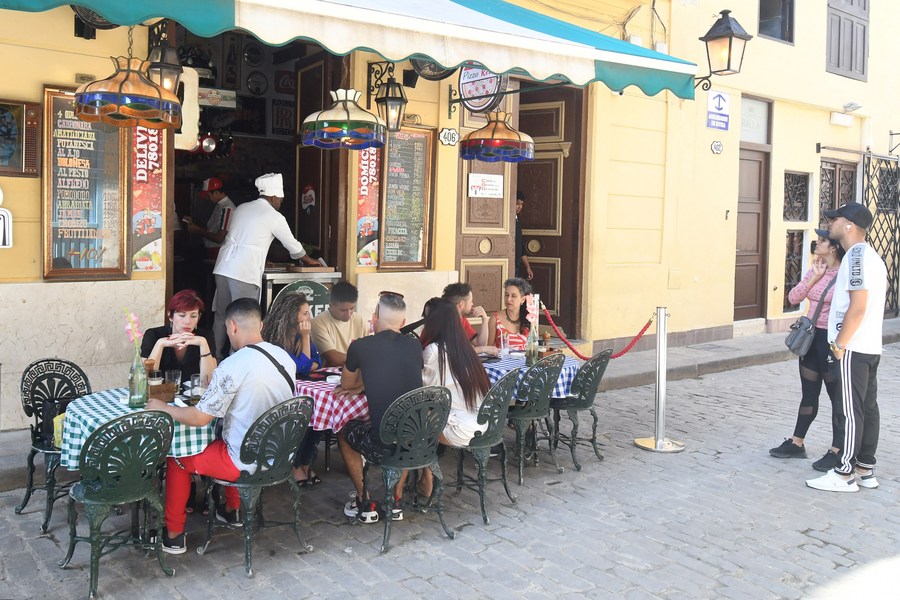 Personas degustan alimentos en un restaurante durante la celebración del Día de San Valentín, en La Habana, capital de Cuba, el 14 de febrero de 2023. Los cubanos celebran el martes el Día de San Valentín, llamado en Cuba el Día de los Enamorados, a pesar de la estrechez económica que sacude al país caribeño. (Xinhua/Joaquín Hernández)