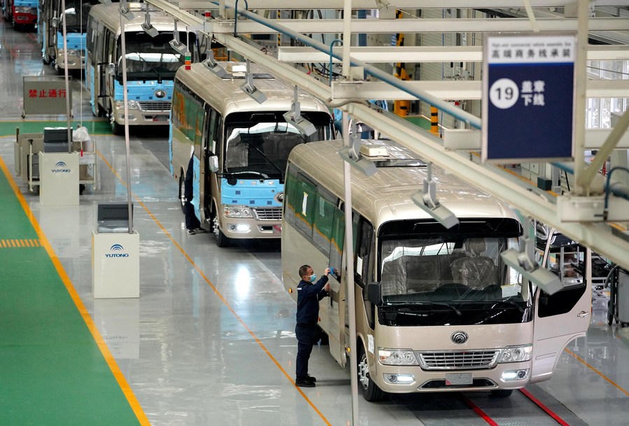 Imagen del 8 de marzo de 2023 de un trabajador ensamblando la puerta de un autobús en un taller de la fábrica de nueva energía de Zhengzhou Yutong Bus Co., Ltd., en Zhengzhou, en la provincia de Henan, en el centro de China. Para atender los pedidos, trabajadores de la fábrica de nueva energía de Yutong están ocupados en la línea de montaje. Desde el comienzo de este año, Yutong, que exportó su autobús a más de 30 países y regiones, ha ganado muchos pedidos en el extranjero. (Xinhua/Li An)