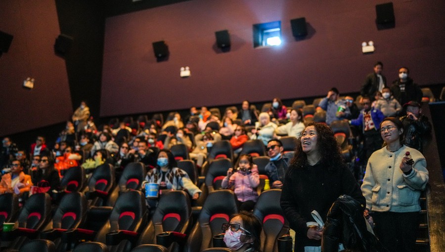 Varios espectadores reaccionan después de una proyección en una sala de cine en Guiyang, en la provincia de Guizhou, al suroeste de China, el 29 de enero de 2023. (Xinhua/Tao Liang)