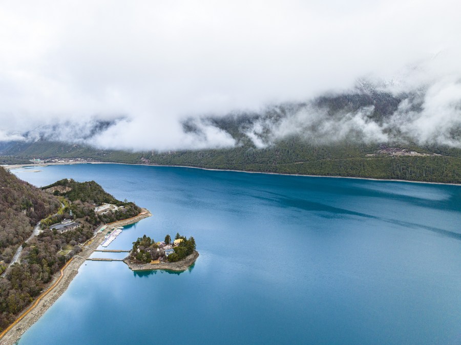 Vista aérea del 17 de abril de 2023 del lago Basum, en el distrito de Gongbo'gyamda de Nyingchi, en la región autónoma del Tíbet, al suroeste de China. (Xinhua/Sun Fei)