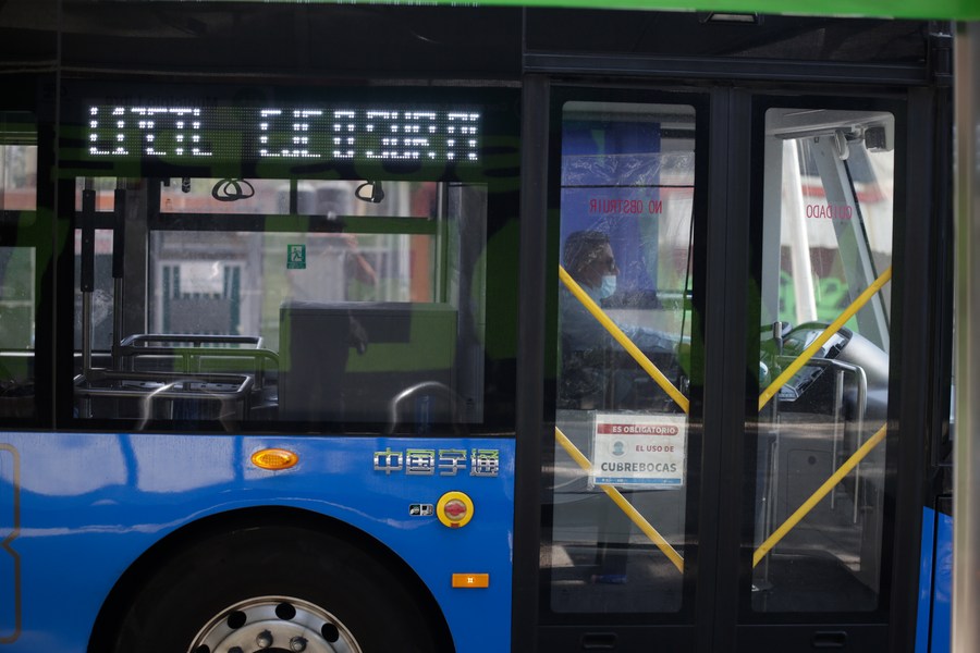 Imagen del 4 de marzo de 2021 de un trolebús fabricado en China circulando por una calle en la Ciudad de México, capital de México. (Xinhua/Francisco Cañedo)