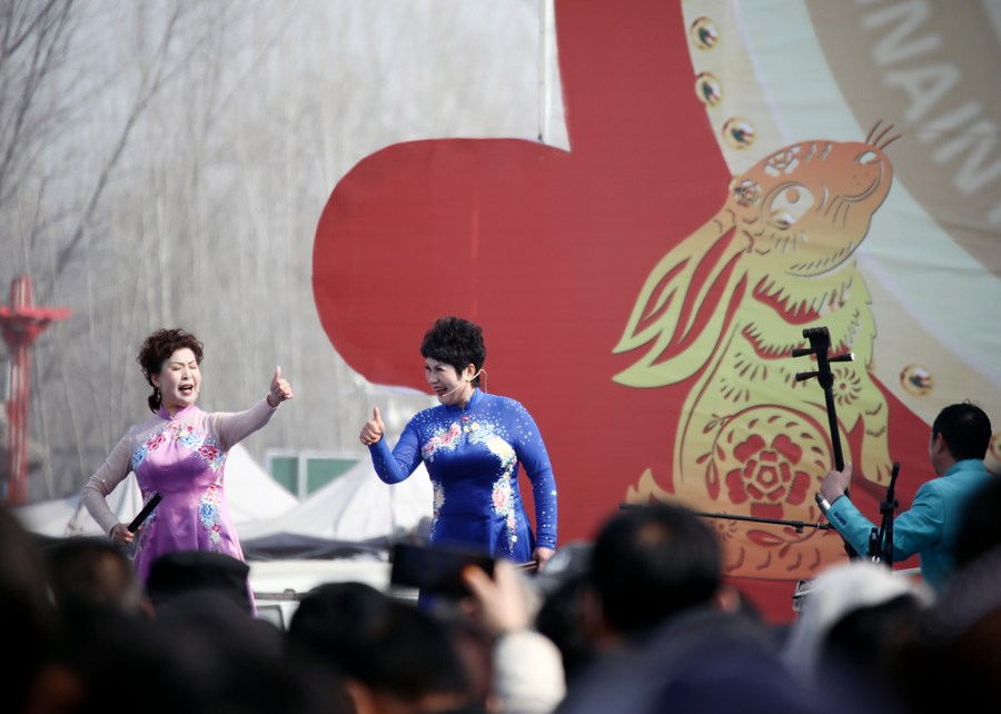 Artistas folclóricos realizan una presentación en la Feria Quyi en el poblado de Majie del distrito de Baofeng, en la provincia central china de Henan, el 3 de febrero de 2023. (Xinhua/Lan Hongguang)