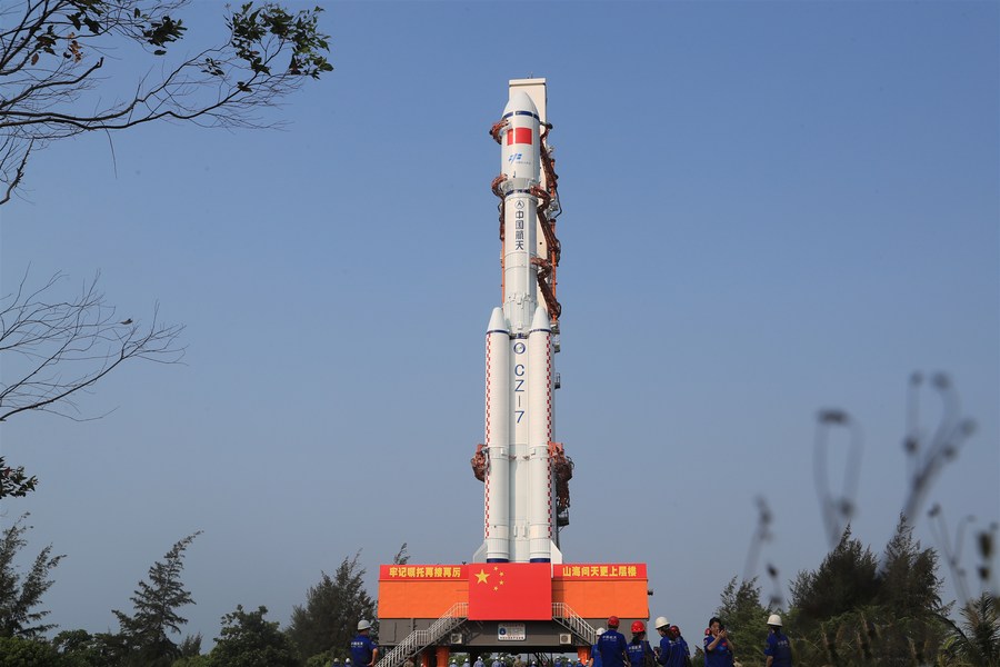 Esta foto, tomada el 7 de mayo de 2023, muestra la combinación de la nave espacial de carga Tianzhou-6 y un cohete portador Gran Marcha-7 Y7 durante el proceso de traslado a la plataforma de lanzamiento, en la provincia meridional china de Hainan. (Xinhua/Huang Guochang)