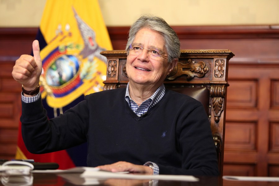 Imagen del 31 de enero de 2022 del presidente ecuatoriano, Guillermo Lasso, hablando en una entrevista con la Agencia de Noticias Xinhua en Quito, Ecuador. (Xinhua/Presidencia de Ecuador)