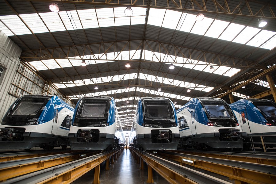 Imagen del 23 de marzo de 2021 de algunos de los trenes de fabricación china presentados en Santiago, capital de Chile. (Xinhua/Jorge Villegas) 