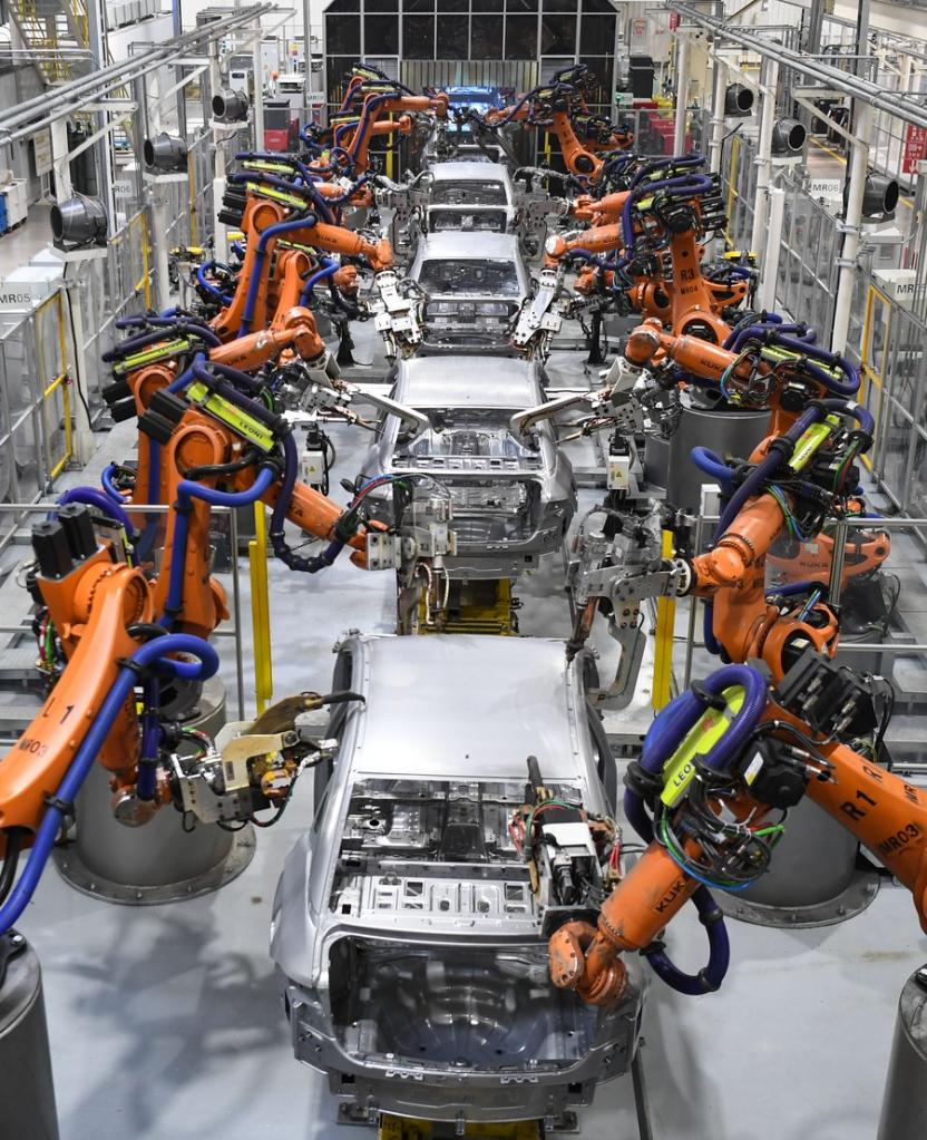 Robots realizan trabajos de soldadura en una fábrica de GAC Aion, una filial de vehículos de nueva energía de Guangzhou Automobile Group Co., Ltd. (GAC Group), en Guangzhou, capital de la provincia meridional china de Guangdong, el 24 de febrero de 2023. (Xinhua/Deng Hua)