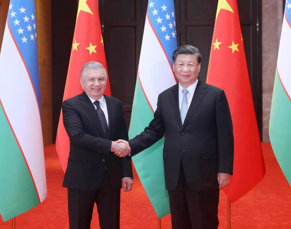 Xi sostiene conversaciones con el presidente de Uzbekistán