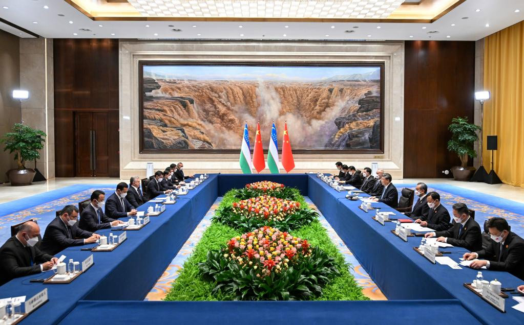 Xi sostiene conversaciones con el presidente de Uzbekistán