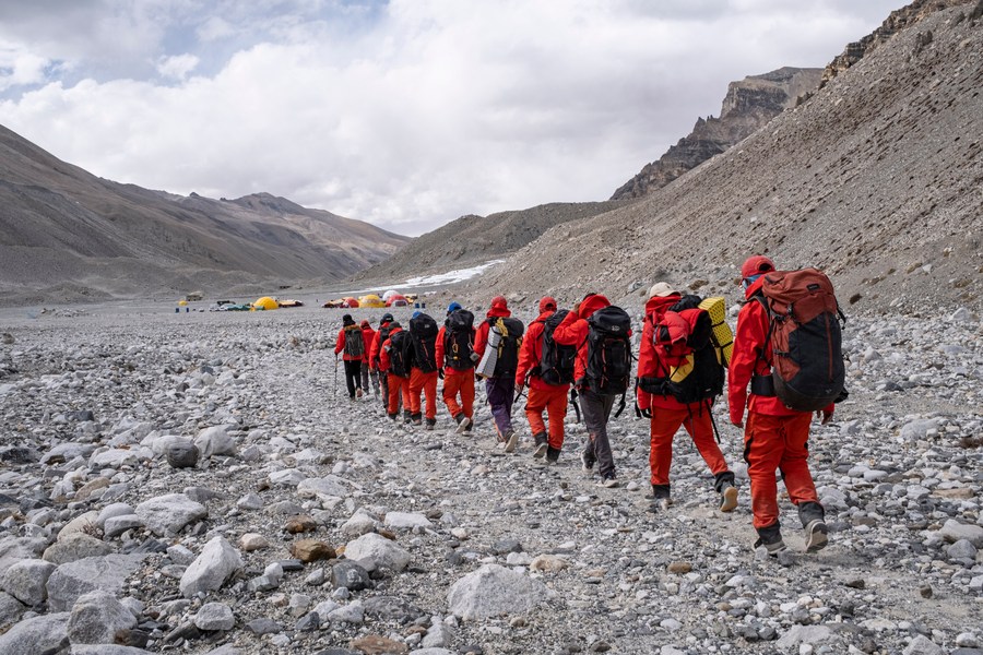 Imagen de archivo de miembros de un equipo de expedición científica china en camino de regreso al campamento base del monte Qomolangma, el 5 de mayo de 2022. (Xinhua/Sun Fei)