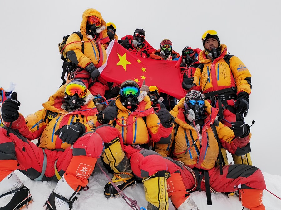 Miembros de un equipo de expedición chino exhiben la bandera nacional en la cima del monte Qomolangma, el 23 de mayo de 2023. El equipo de expedición alcanzó la cumbre del monte Qomolangma el martes, con el propósito de llevar a cabo investigaciones científicas en el pico más alto del mundo. (Xinhua/Lhagba)