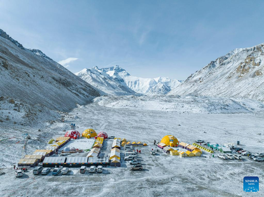 Expedición china alcanza el pico más alto del mundo para investigación científica