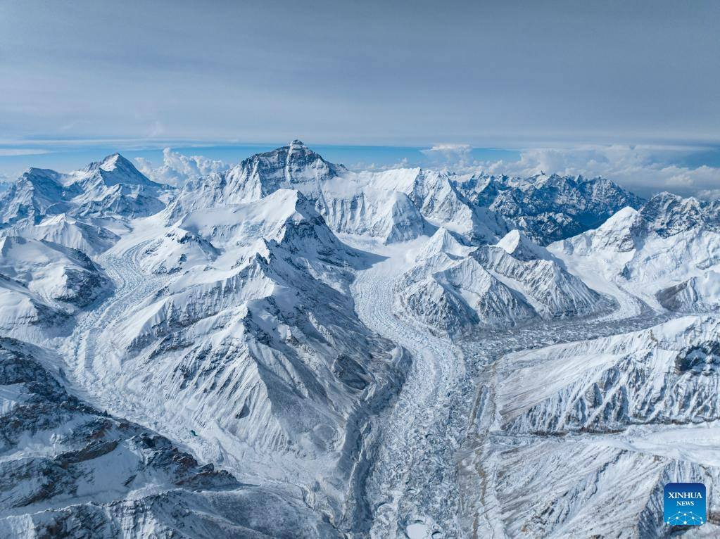 Expedición china alcanza el pico más alto del mundo para investigación científica