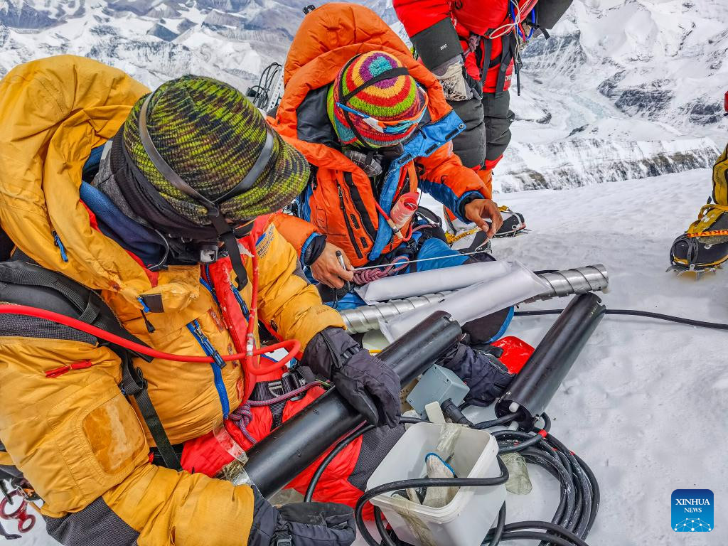Expedición china alcanza el pico más alto del mundo para investigación científica