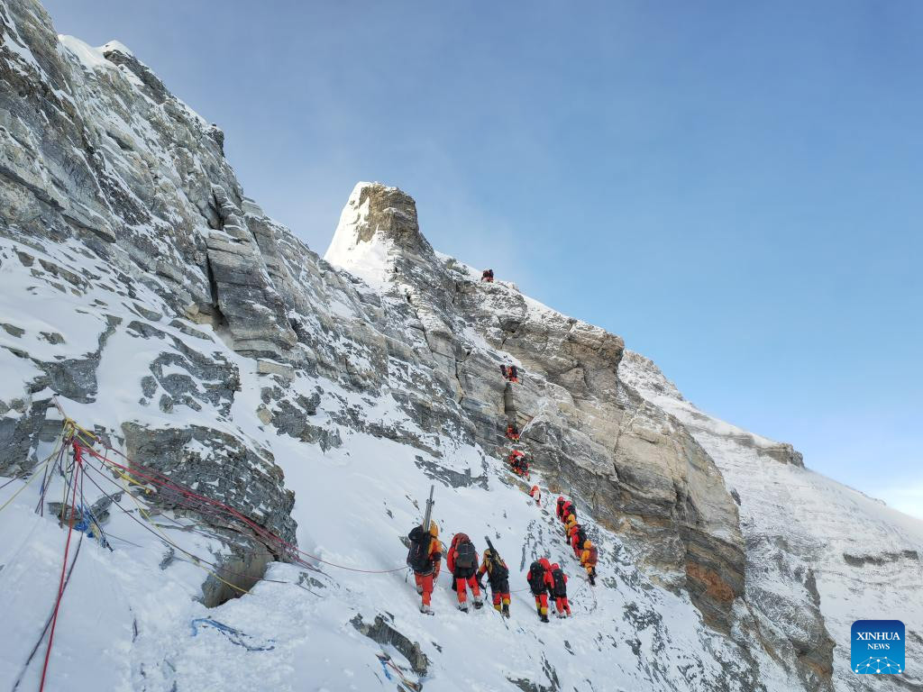 Expedición china alcanza el pico más alto del mundo para investigación científica