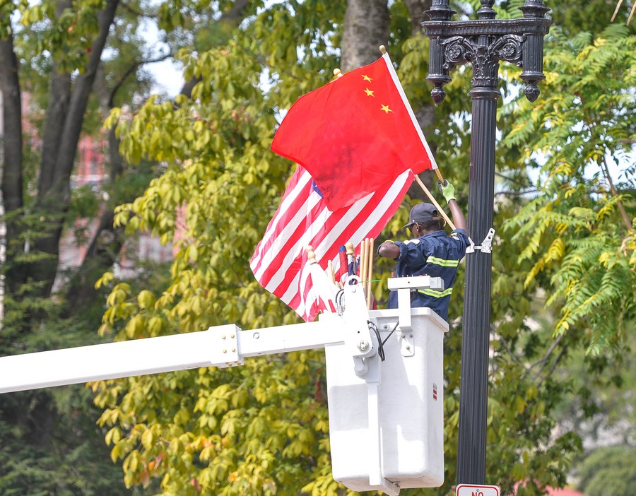 Imagen de archivo de un empleado arreglando una bandera nacional de China, en la calle Constitution Avenue, en Washington, D.C., capital de Estados Unidos de América, el 25 de septiembre de 2015. (Xinhua/Bao Dandan)