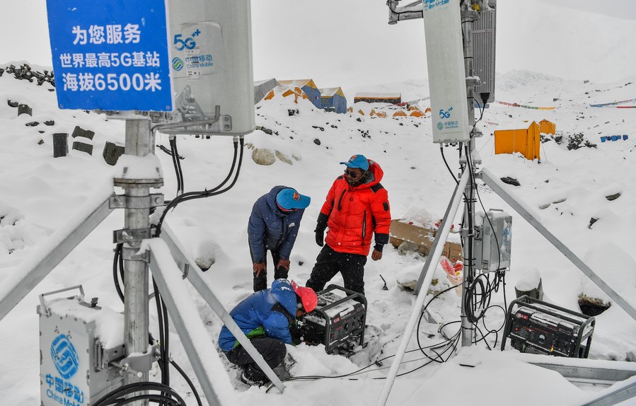 Personal de China Mobile prueba las señales de una estación base de 5G construida a una altitud de 6.500 metros, en el campamento base avanzado del monte Qomolangma, en la región autónoma del Tíbet, suroeste de China, el 21 de mayo de 2020. (Xinhua/Jigme Dorje)