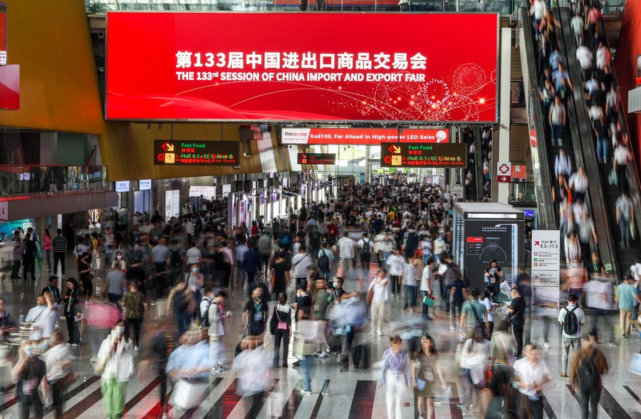 Visitantes recorren una zona de la 133ª sesión de la Feria de Importación y Exportación de China, también conocida como Feria de Cantón, en Guangzhou, provincia meridional china de Guangdong, el 15 de abril de 2023. (Xinhua/Liu Dawei)