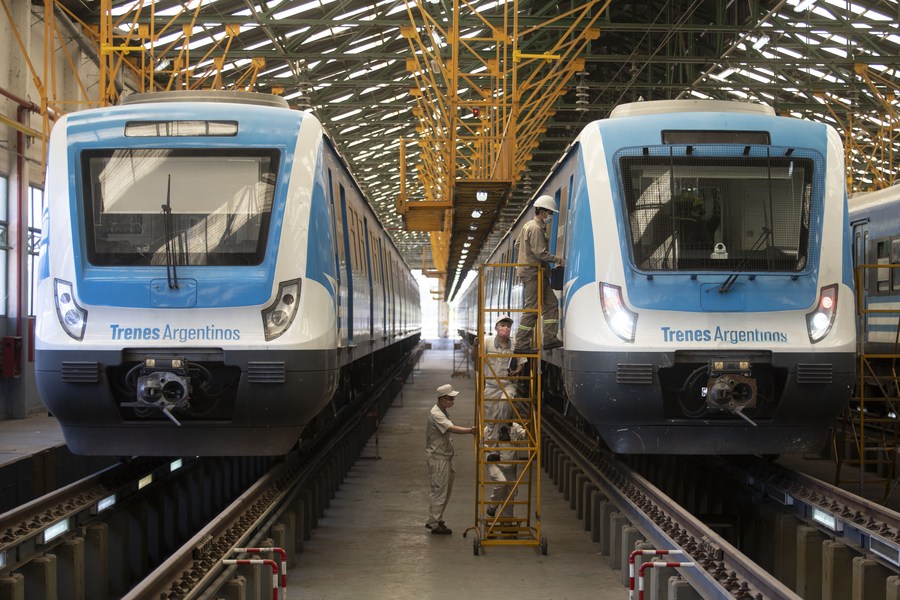 Ingenieros y técnicos chinos de la empresa CRRC Qingdao Sifang Co., junto con sus colegas argentinos, inspeccionan un tren en Llavallol, a unos 33 kilómetros al sur de Buenos Aires, Argentina, el 16 de noviembre de 2020. (Xinhua/Martín Zabala)