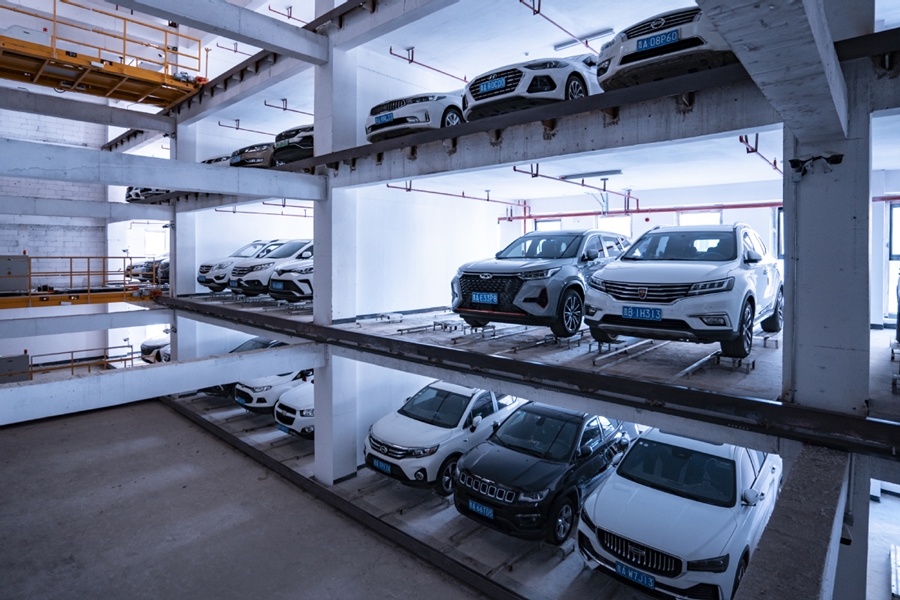 Un estacionamiento vertical inteligente en Guiyang, provincia de Guizhou, ayuda a los conductores a estacionar sus vehículos automáticamente, ahorrando espacio y mejorando la eficiencia. [FOTO/CHINA DAILY]