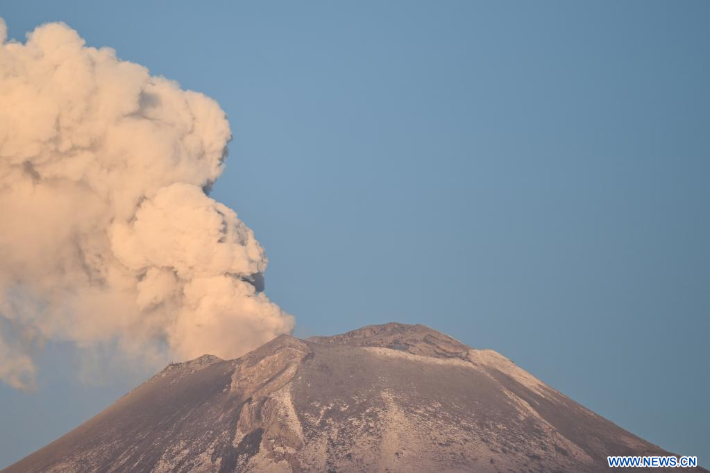 PUEBLA, 26 mayo, 2023 (Xinhua) -- Imagen del 25 de mayo de 2023 del volcán Popocatépetl visto desde el estado de Puebla, México. (Xinhua/Xin Yuewei)
