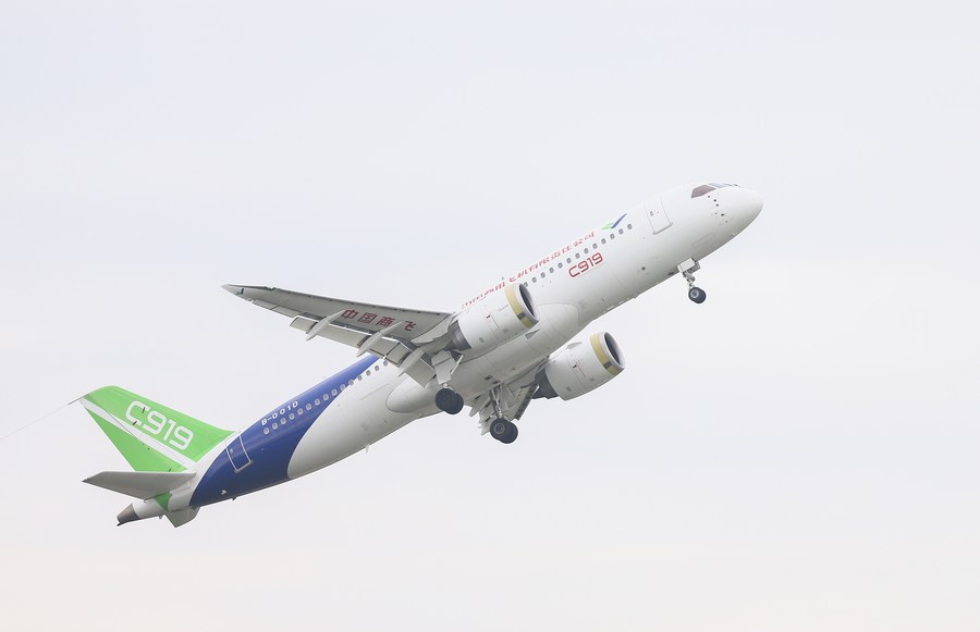 Foto tomada el 18 de julio de 2022 de un vuelo de prueba del C919, el primer avión grande de pasajeros de desarrollo propio de China, en el distrito de Pucheng, en la provincia noroccidental china de Shaanxi.  (Xinhua/Ding Ting)