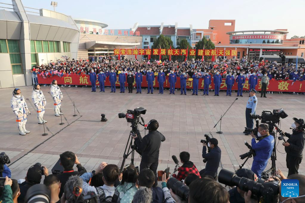 Realizan ceremonia de despedida para astronautas chinos de misión Shenzhou-16