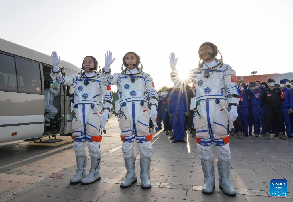 Realizan ceremonia de despedida para astronautas chinos de misión Shenzhou-16