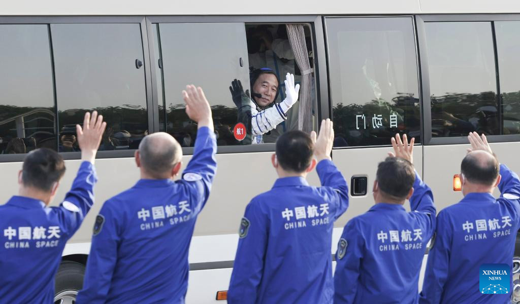 Realizan ceremonia de despedida para astronautas chinos de misión Shenzhou-16