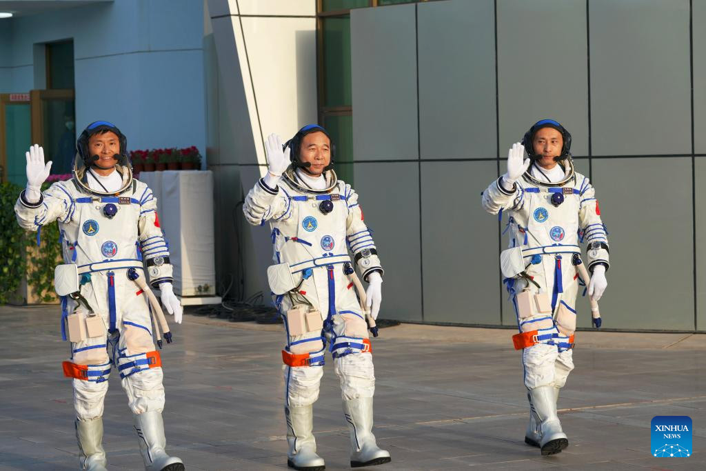 Realizan ceremonia de despedida para astronautas chinos de misión Shenzhou-16