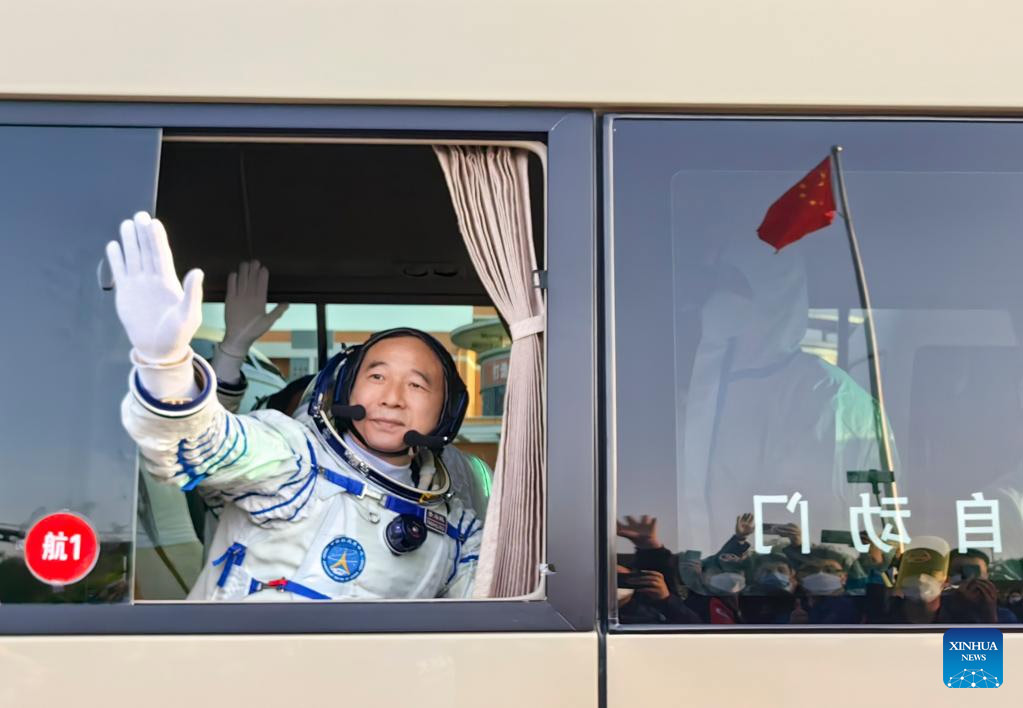 Realizan ceremonia de despedida para astronautas chinos de misión Shenzhou-16