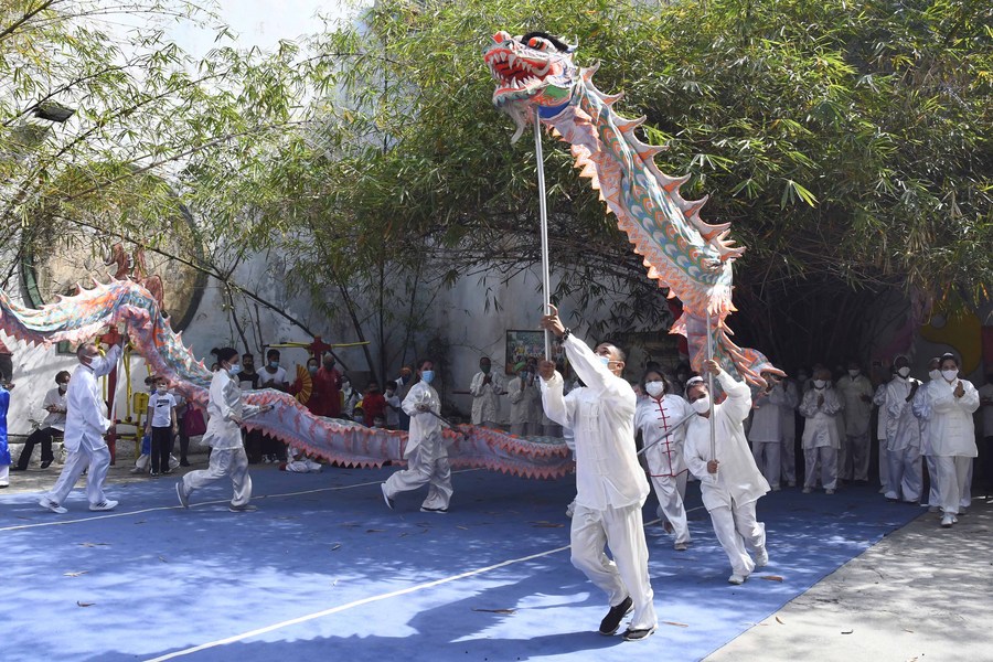 Imagen del 16 de marzo de 2022 de alumnos de la escuela Cubana de Wushu y Qiqong realizando la danza del dragón durante el inicio de las actividades por el 175º aniversario de la llegada a Cuba de los primeros chinos, en la Casa de Artes y Tradiciones Chinas, en La Habana, capital de Cuba. (Xinhua/Joaquín Hernández)