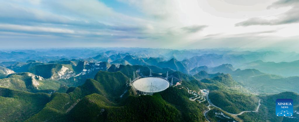 Foto panorámica aérea tomada el 13 de febrero del 2023 que muestra el radiotelescopio esférico de apertura de quinientos metros (FAST) de China de la provincia de Guizhou. [Foto: Xinhua]