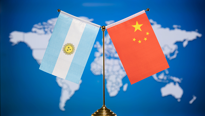 Banderas nacionales de China y Argentina. (Foto: VCG)