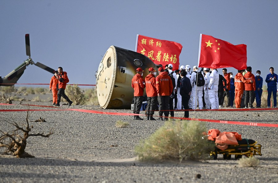 La cápsula de retorno de la nave espacial tripulada Shenzhou-15 aterriza sin contratiempos en el sitio de aterrizaje de Dongfeng, en la región autónoma de Mongolia Interior, al norte de China, el 4 de junio de 2023. (Xinhua/Lian Zhen)