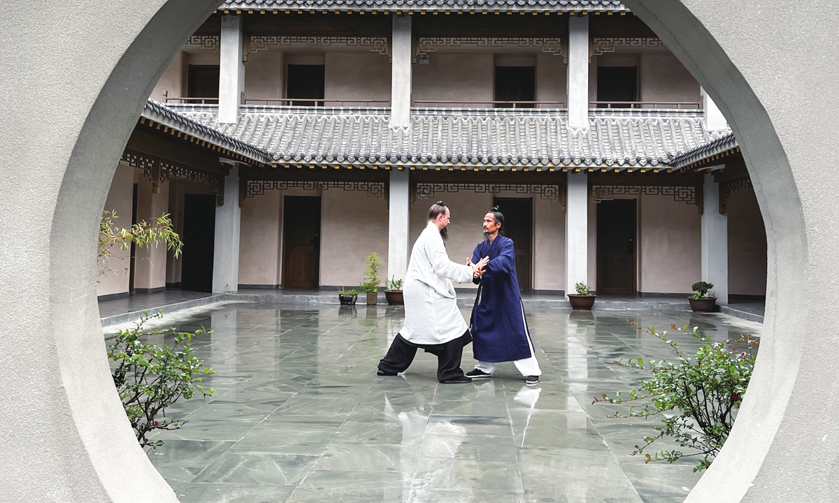 Jake Lee Pinnick (a la izquierda) practica artes marciales con su maestro en una escuela de artes marciales al pie de las montañas Wudang. (Foto: cortesía)