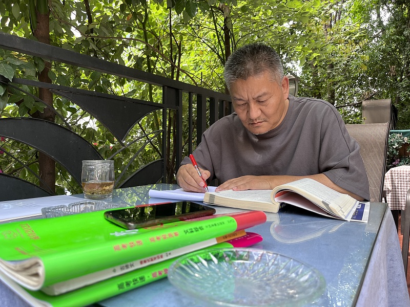 Liang Shi se prepara para su vigésimo sexto Gaokao, 6 de junio de 2022. [Foto: VCG]