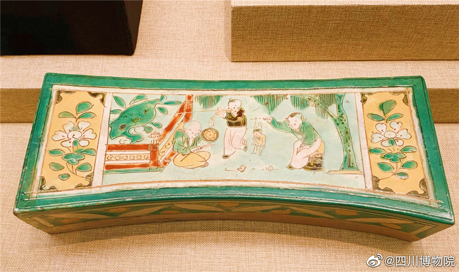 Almohada de cerámica de la dinastía Song, que representa un espectáculo de títeres de juguete, forma parte de la colección del Museo de Henan. [Foto: cuenta oficial en Weibo del Museo de Sichuan]